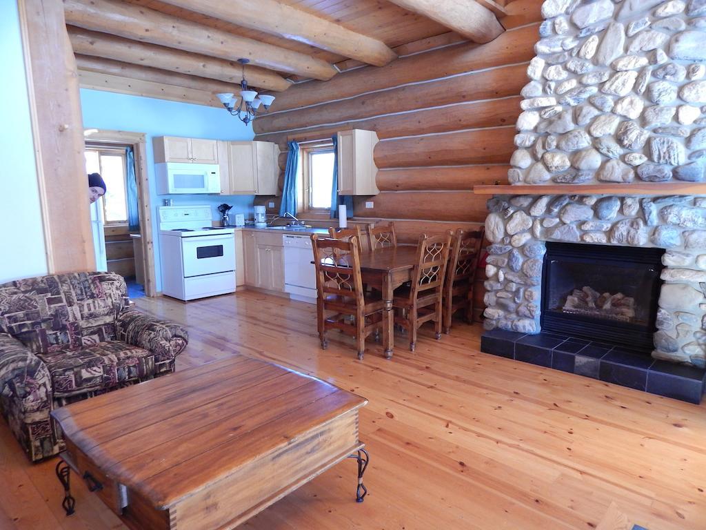 Kicking Horse River Chalets Golden Room photo