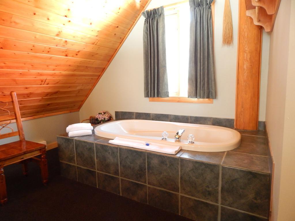 Kicking Horse River Chalets Golden Room photo